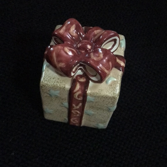 Pfaltzgraff Christmas Tree and Present salt and pepper shakers vintage - Picture 3 of 11